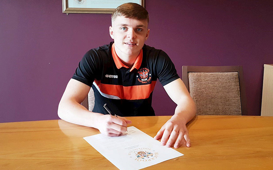 Tangerines Starlet Sinclair-Smith Signs Pro Deal