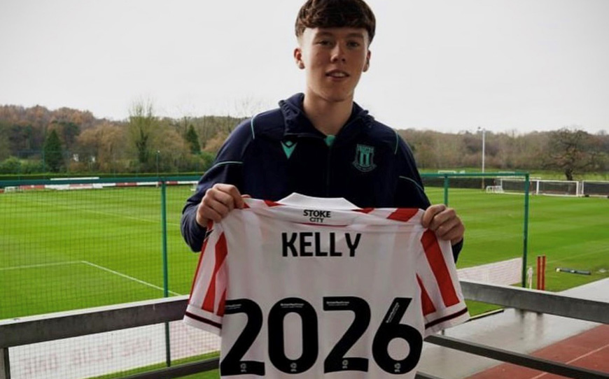 Potters Youngster Kelly Turns Pro